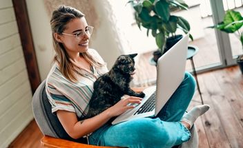 Nettisivuille tyttö, kissa ja läppäri.jpg